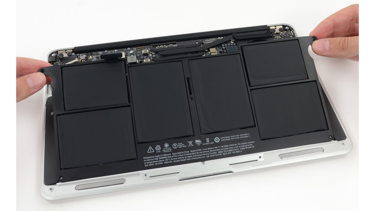 Cómo reemplazar la batería del MacBook Air en casa